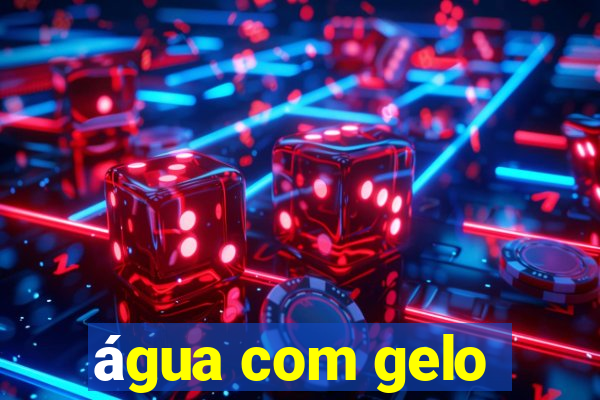 água com gelo