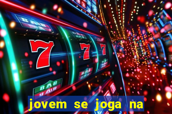 jovem se joga na linha do trem 2024